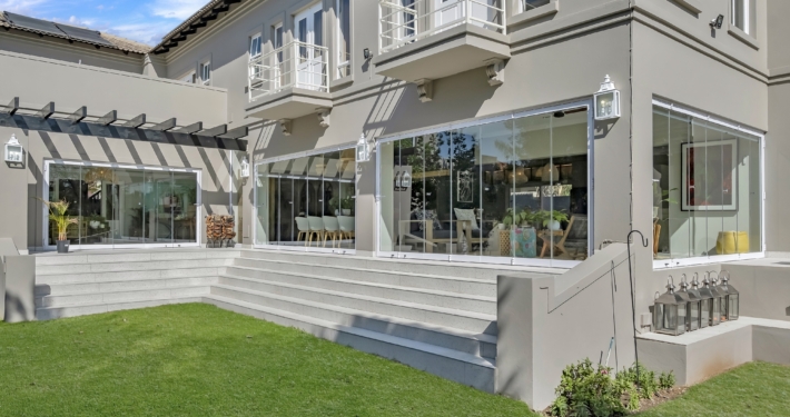 TMG Designs - Frameless Folding Doors