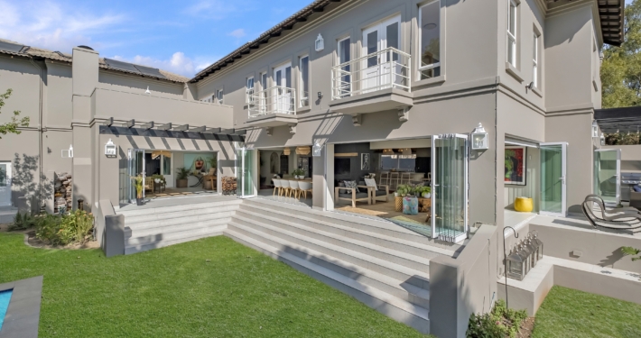 TMG Designs - Frameless Folding Doors